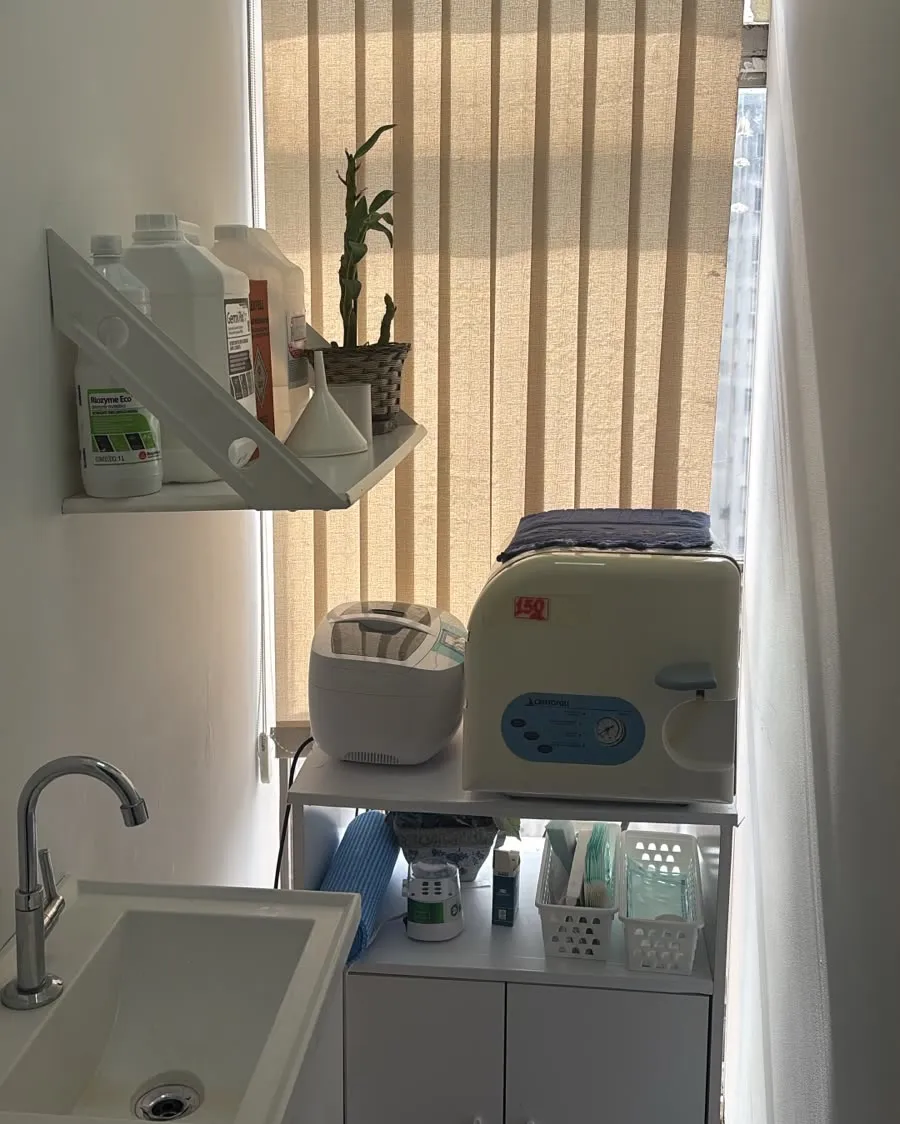 Sala de esterilização com autoclave Cristófoli, cuba de ultrassom, detergente enzimático e pia